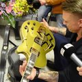 DELFI VIDEO: Tanel Padar pani Sildaru kitarri häälde: pilli õppimine on Kellyle ilmselt lapsemäng