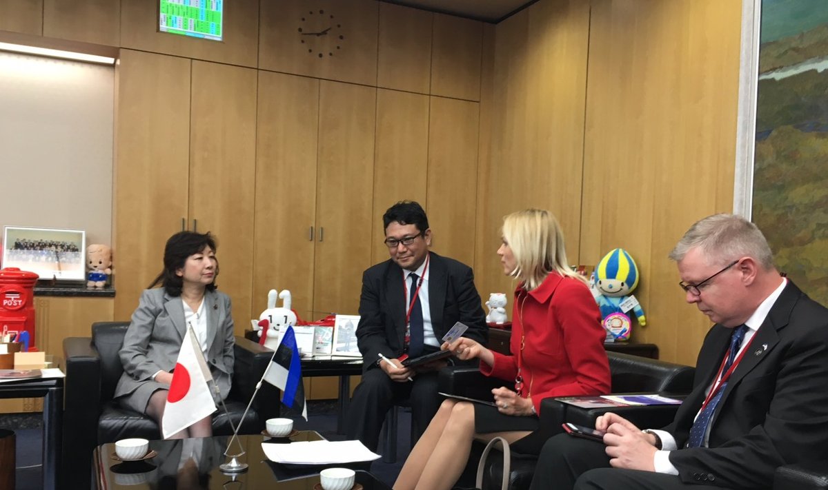 Pildil vasakult: Jaapani sise- ja kommunikatsiooniminister Seiko Noda, majandus-, kaubandus- ja tööstusminister Hiroshige Seko, Urve Palo (Foto: MKM)