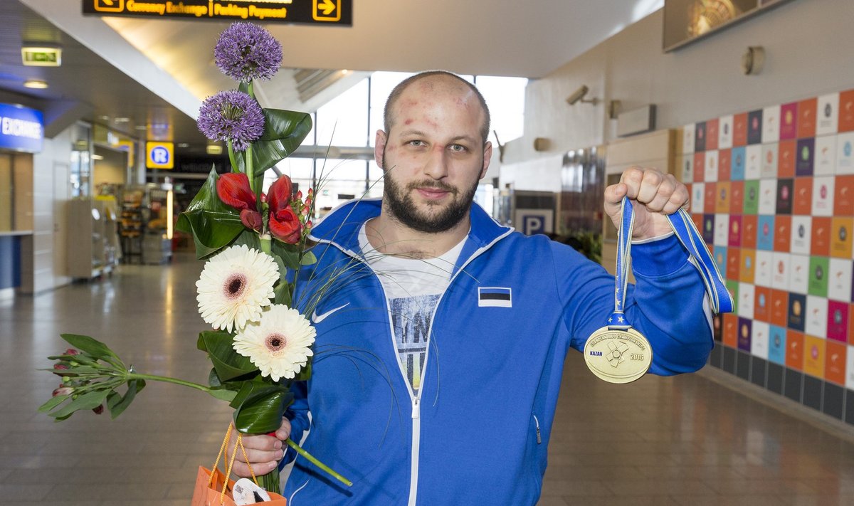 EM-il pronksi võitnud judomaadleja Grigori Minaskin saabus Tallinna lennujaama