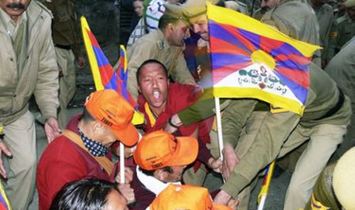 India politsei Hiina RV poliitika vastu protestivaid tiibetlasi arreteerimas