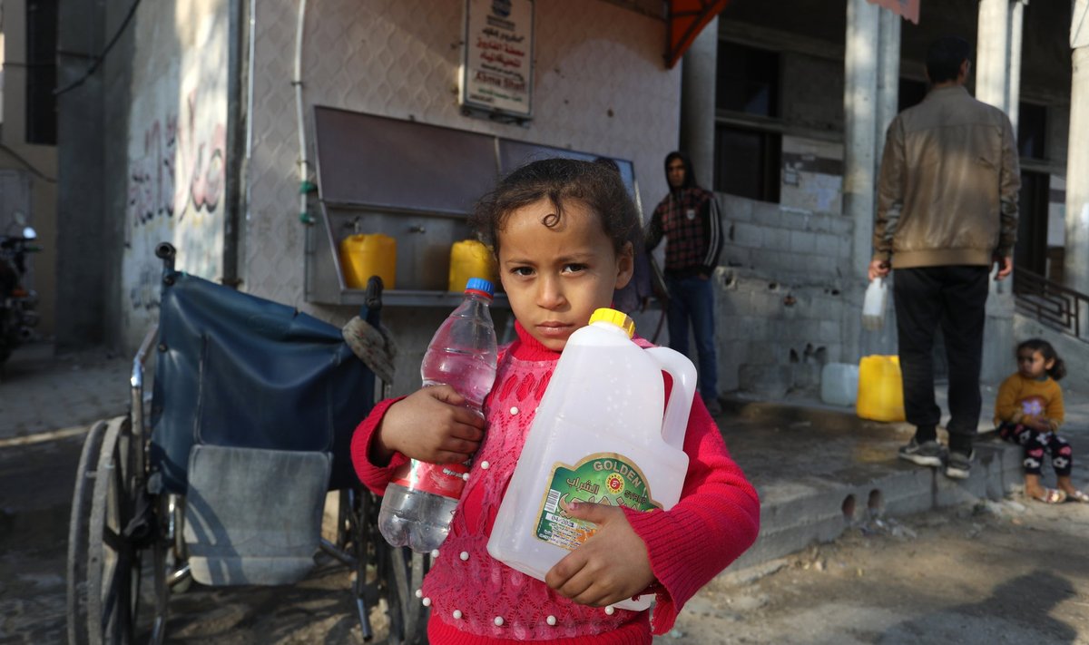 NBC sõnul on kõik joogivett pakkuvad veekaevud, pumbajaamad ja magestamistehased Gazas õhulöökides kannatada saanud või elektrikatkestuse tõttu suletud. 