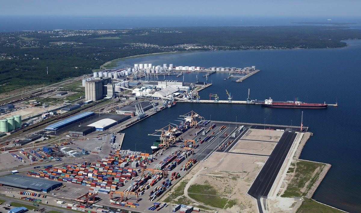 Muuga sadam arvestab juba Rail Balticuga. Panoraamvaate parempoolses tühjas osas on Rail Balticu kaubaterminali tõenäoline asukoht.