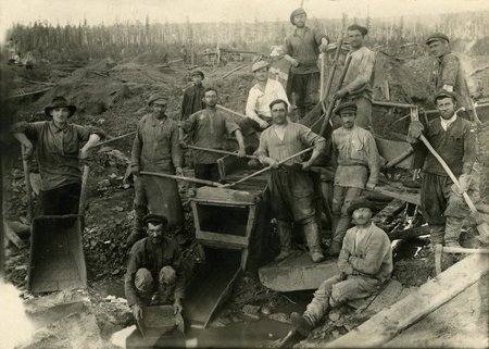 Kuld! Kullakaevajad Aldani kaevanduses Jakuutias 27. septembril 1925. Üks fotol olevatest meestest on eestlane Otto, kes saatis pildi oma vennale Eestisse. 