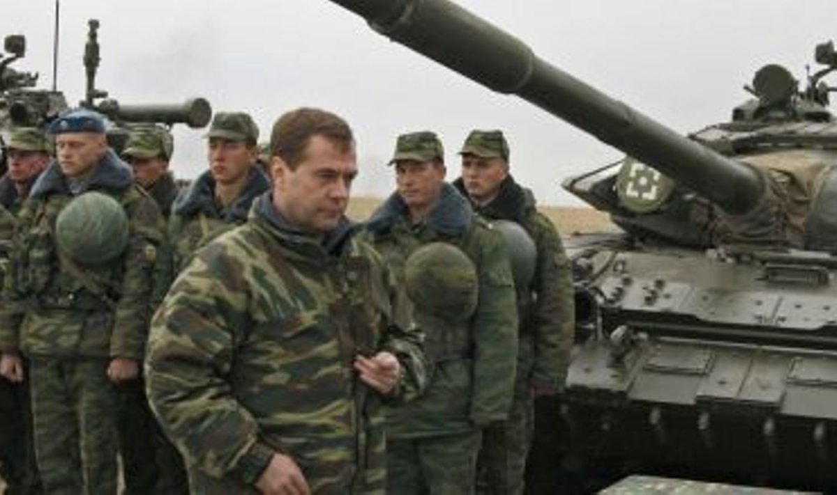 Vene president Dmitri Medvedev koos sõjaväega