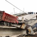 ФОТО и ВИДЕО: В РФ в Амурской области автомобильный мост обрушился на Транссиб