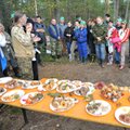 Микологи делятся грибной мудростью в государственном лесу