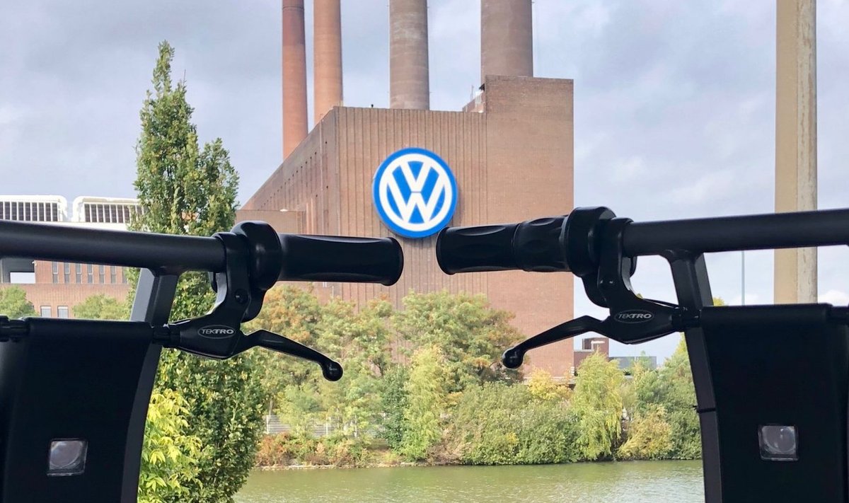 Stigo rollerid Volkswageni tehase taustal