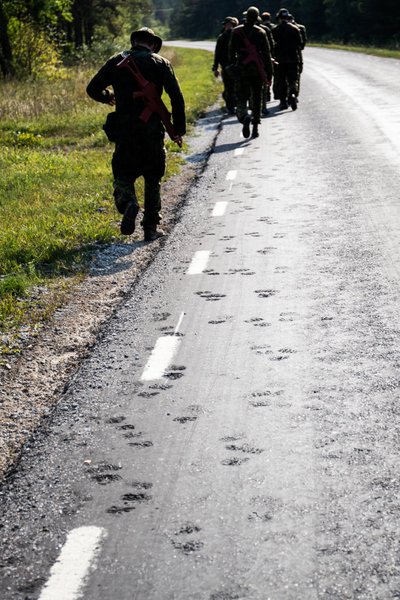 Õhutemperatuur on pluss 29 kraadi. Saapajäljed sulavad asfaldisse.