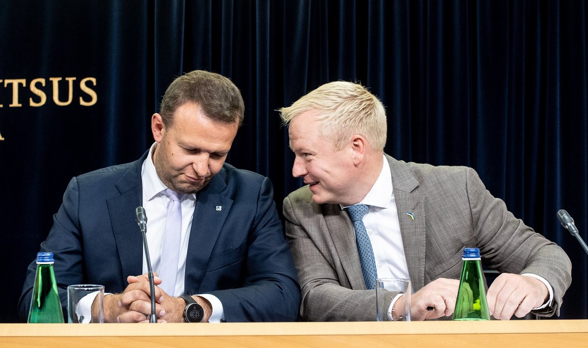 Vasakult siseminister Lauri Läänemets ja rahandusminister Mart Võrklaev