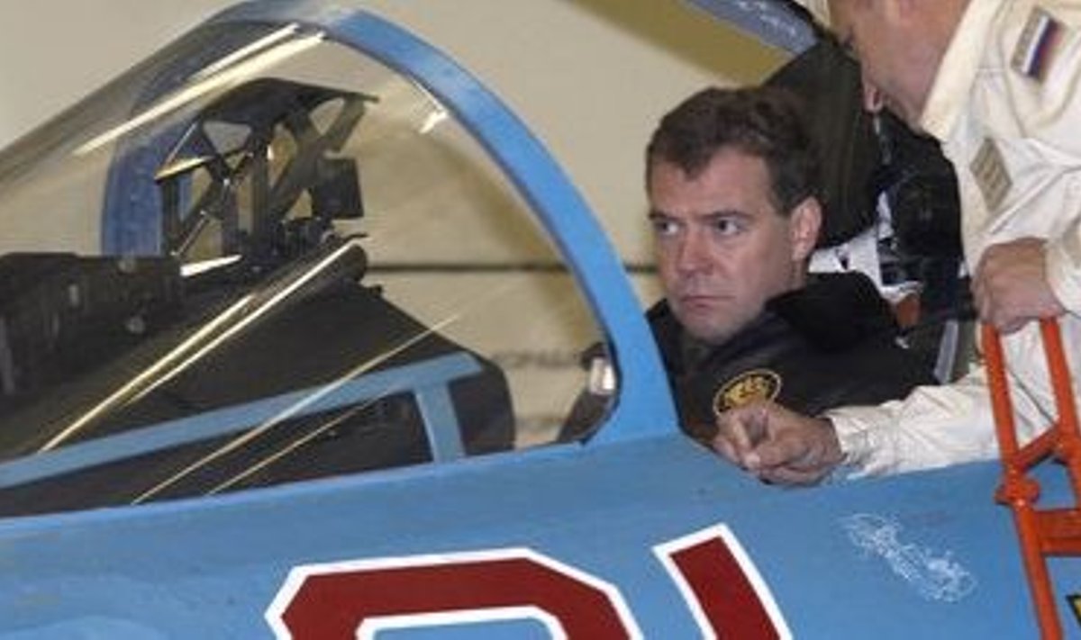 Medvedev merehävitaja Su-33 kabiinis