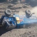 VIDEO: Kolm autot lendasid Dakaril kummuli täpselt samas kohas