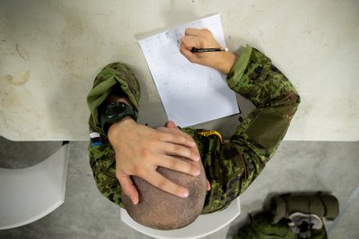 Lahendada tuli kirjalikke teste ja loogikaülesandeid. Olgu selleks sudoku või midagi muud. Fotol arvutab kandidaat õpikute hulka koolitüdruku seljakotis.