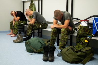 Raske hetk. Kandidaadid on valiku tegevustest eraldatud ja ees terendab kojusõit. Antud juhul pidi üks kandidaat meditsiinilistel põhjustel katkestama. Kaks lubati tagasi.