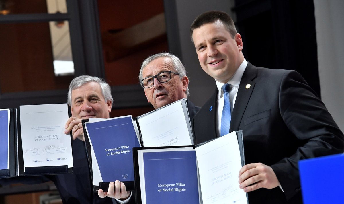 Europarlamendi president Antonio Tajani (vasakult), Euroopa Komisjoni juht Jean-Claude Juncker ja EL-i eesistujariigi juht Jüri Ratas näitavad rahvale sotsiaalsamba dokumenti.
