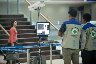 Vaatamata rahvusvaheliste organisatsioonide teadetele, et lennureisijatele ohtu pole, kontrollivad Birmas lennujaama meditsiinitöötajad termokaameraga, kas saabunud reisijatel on palavik või mitte.