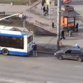 ВИДЕО ДНЯ: Питерцы попытались завести “восьмерку” при помощи троллейбуса, смотрите что вышло