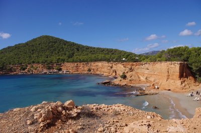 Ibiza rannajoonel leiad pisikesi ja suuremaid, rahulikke ja kärarikkaid rannakesi.