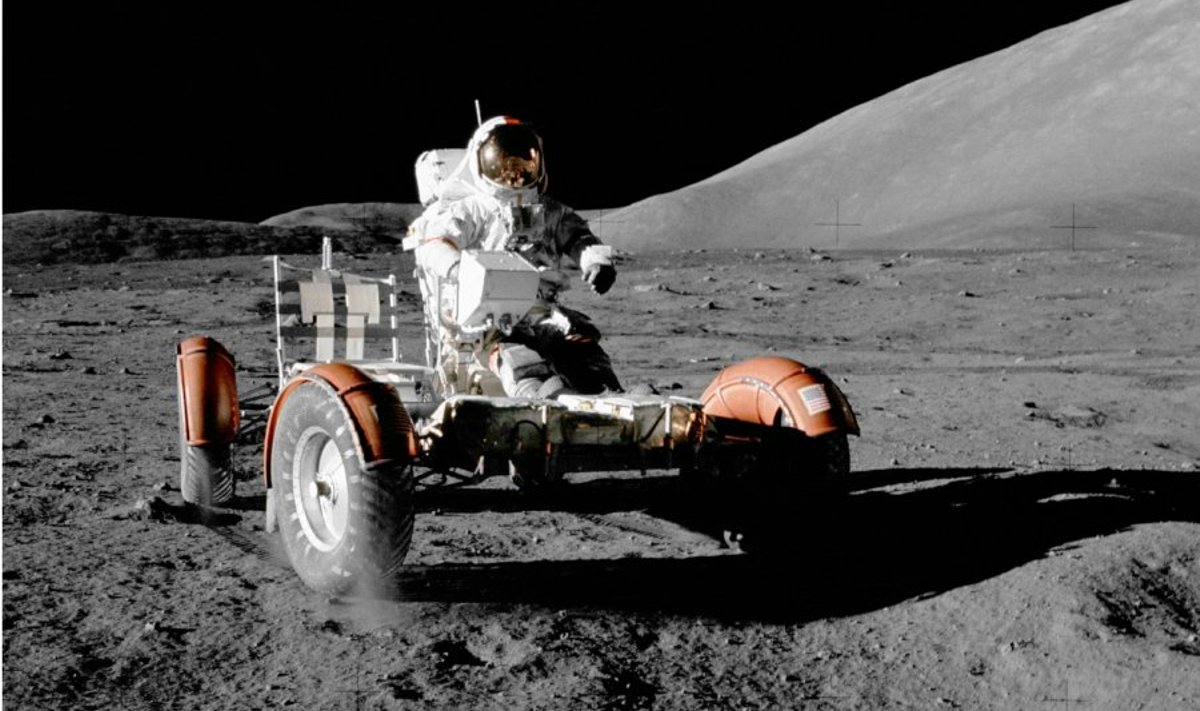 Eugene Cernan sõitmas kuukulguriga. Need sõiduvahendid jäid kõik Kuu pinnale. 