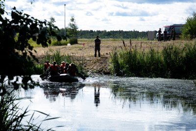 „Paadiralli”. Kummipaadiga vette, veest välja ja kiiresti tuli paat etteantud rada mööda finišisse viia. Kõik toimus intsruktorite järelvalve all.