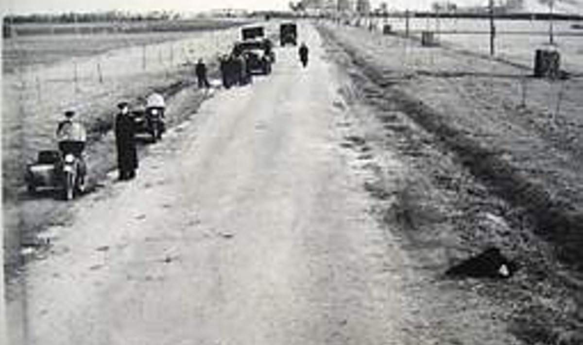 PÄRAST RÖÖVI: Miilitsad uurivad sündmuskohta 14. ok­toobril 1959 Kolga kõrtsi juures, kus rünnati inkas­saa­toriautot. Paremal pool tee ääres lamab valve­ülema abi, kes hukkus röövlite kuulidest. Eesti Riigiarhiiv