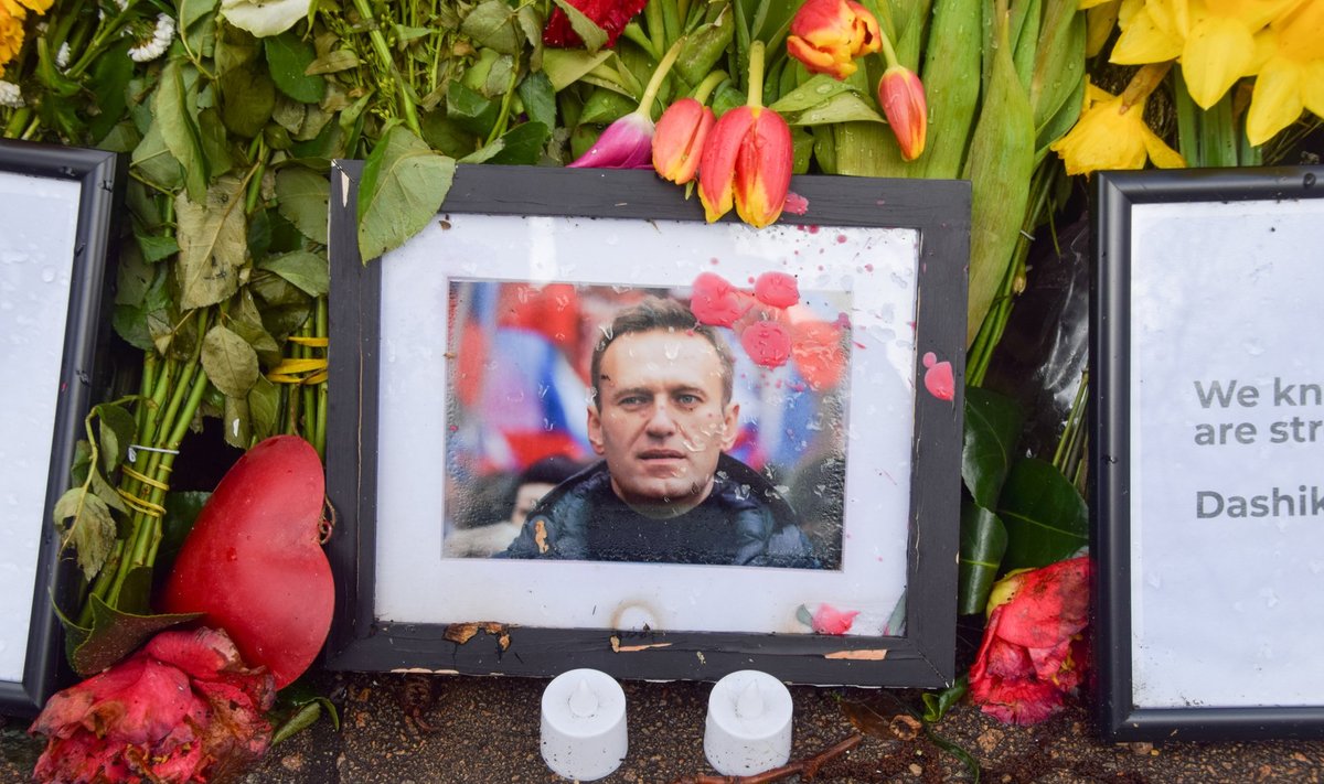 Alexei Navalny tributes in London on day of funeral