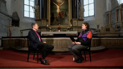 Miks eelistavad eestlased pihitoolile kahtlaseid kabinette, kus lubatakse kontakti astuda oma lahkunud esivanematega? Delfi TV vastuseid otsimas Tallinna toomkirikus.