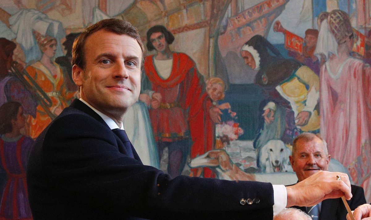 Emmanuel Macron hääletamas