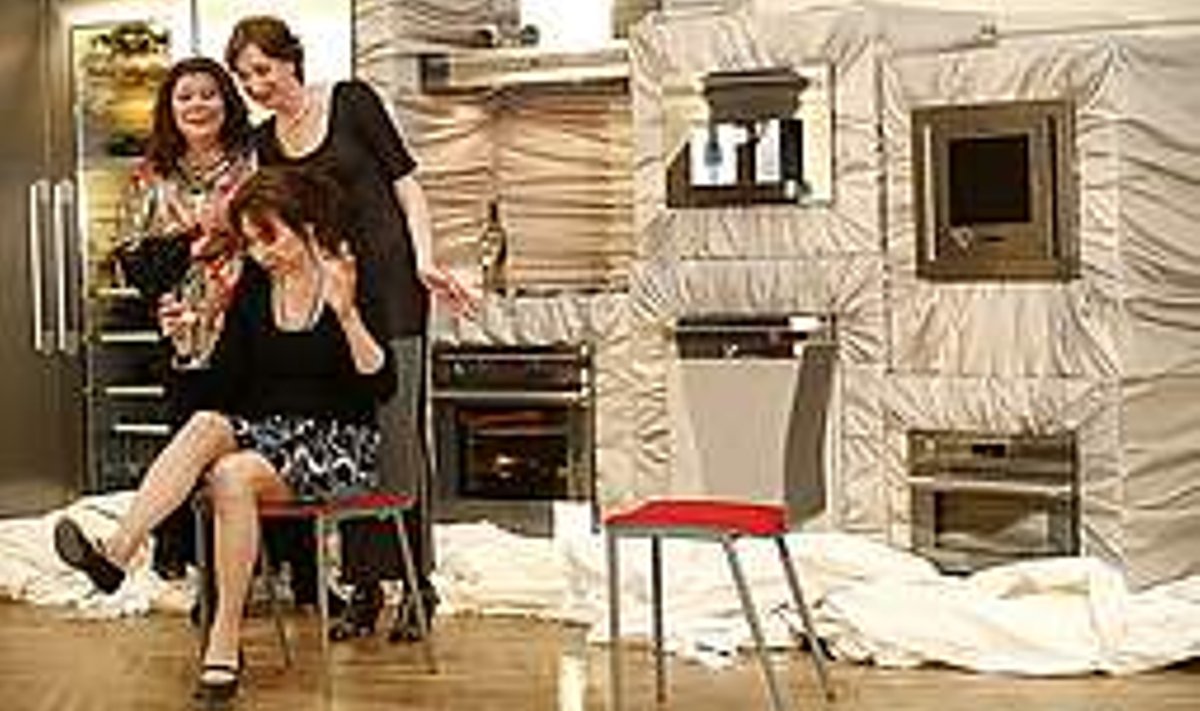 Näitlejad Terje Pennie, Kersti Tombak ja Eva Püssa kehastasid Electroluxi tarbijauurin­gutega väljapeilitud kolme eri naisetüüpi meie kodude köökides. ANNIKA HAAS