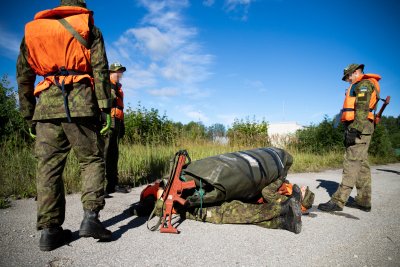 Puhkepaus. Meeskonnaharjutuse juures ei tohtinud kokku pakitud kummipaat maad puutuda.