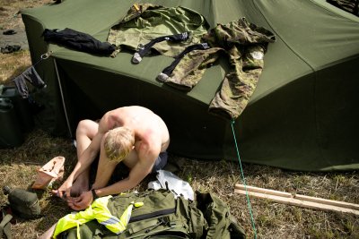 Vahepauside ajal kasutati ära sooja ilma ja telgi peale pandi kuivama riided. Jalgade eest hoolitsemine oli üks põhilisi tegevusi, millega väheseid puhkehetki sisustati.