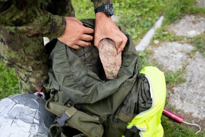 Seljakott pidi kaaluma 25 kg. Seda ilma vee ja toiduta. Kui kott oli kergem, siis lahendused olid lihtsad.