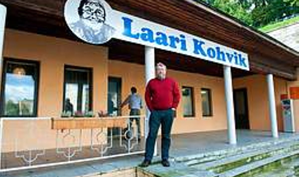 HAPPY HOUR: Linnapeakandidaat Mart Laar pakub omanimelises kohvikus jooke poole hinnaga. Tiit Blaat