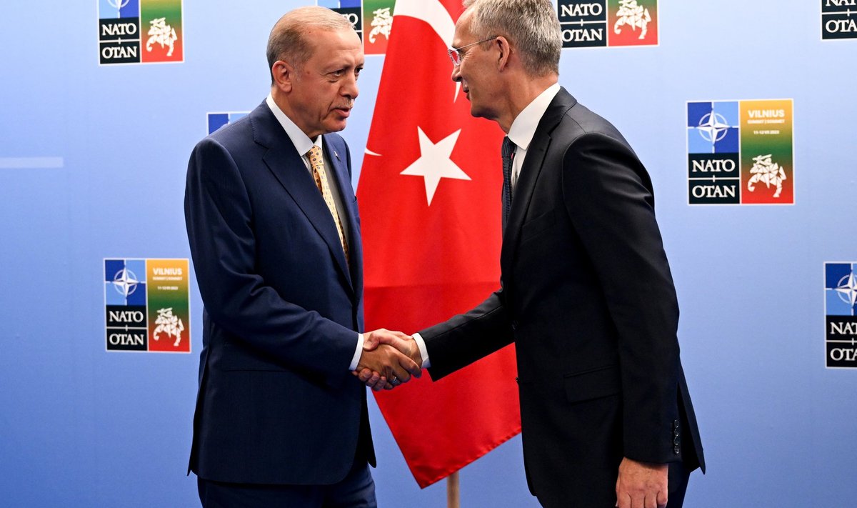 Recep Tayyip Erdoğan surumas kätt Jens Stoltenbergiga. 
