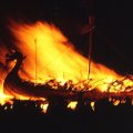 Up Helly Aa: viikingid tungisid Shetlandi saartele, nüüd jälle, laeva põletama