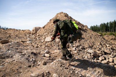 Kaardi järgi peaks siin kohas olema mets. Tegelikkuses on seal karjäär. Orienteerumisel kasutati teadlikult vanu kaarte.