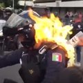 Правда ли на видео протестующие поджигают полицейского в Лондоне?