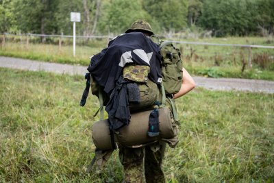 Orienteerumise ajal kasutas kandidaat päikesepaiste ära riiete kuivatamiseks. Kraavi ületamisel kukkus seljakott vette ja kõik riided said märjaks.