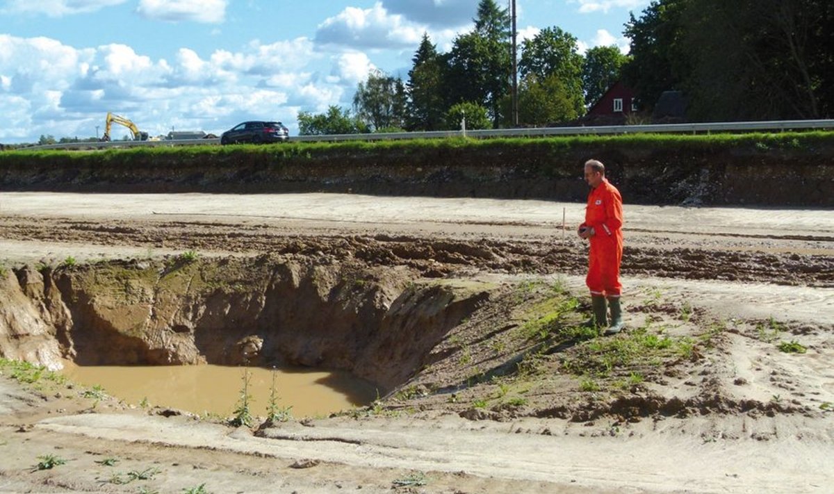 Geobioloog Rein Hanstein   Tallinna–Tartu maantee ääres karstilehtrit uurimas.