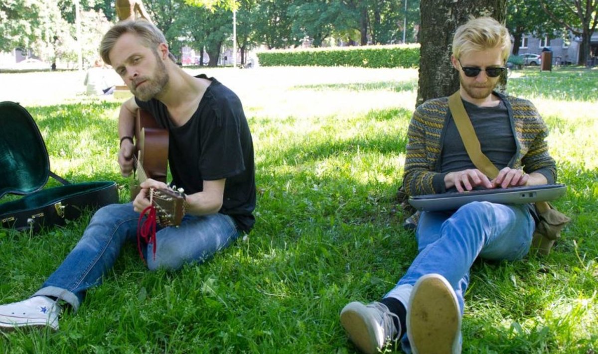 Erki mängib kitarri ja Ewert süntesaatorit. Võimalik, et fotosessioonilt sai alguse bändi järgmine menupala. (Foto: Vallo Kruuser)
