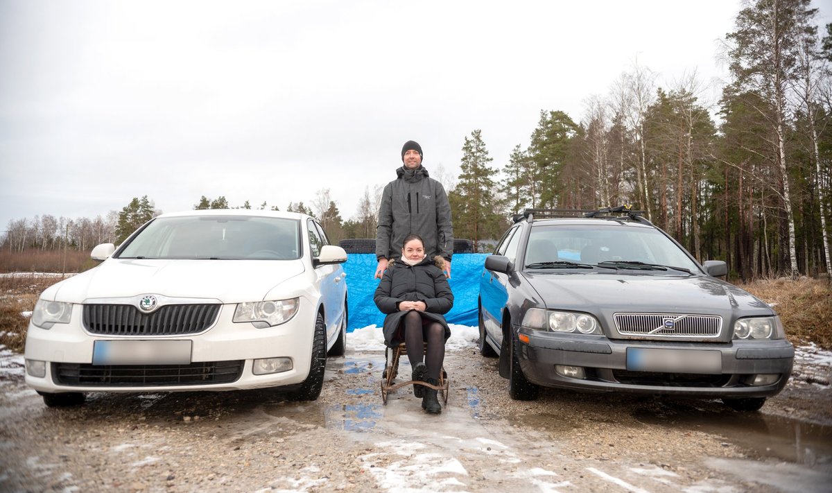 Maal tuleb olla praktilise meelega ja paindlik: Anni Paaliste ja Martin Torimi peagi viieliikmelises peres on lisaks 2012. aasta Škodale ja 2002. aasta Volvole kasutusel ka Soome kelk.