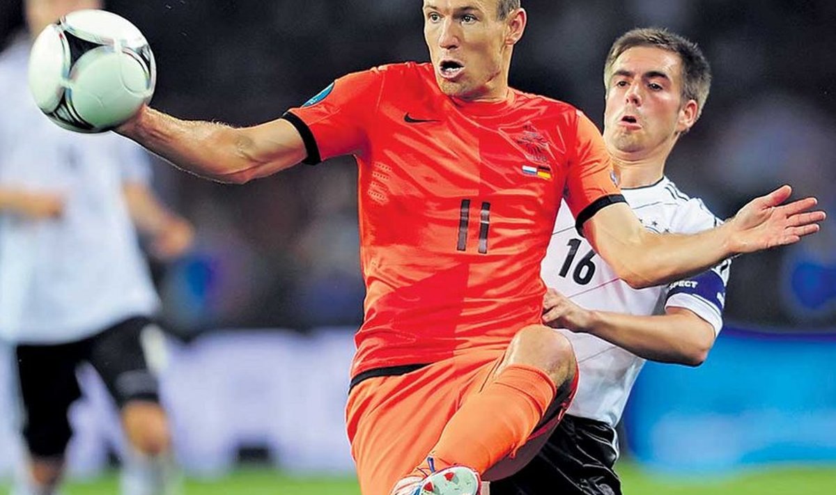 Arjen Robben tunnistas, et ta ei ole enam asendamatu, kuid on siiski vajalik. Pildil võitleb ta sakslase Philipp Lahmiga.