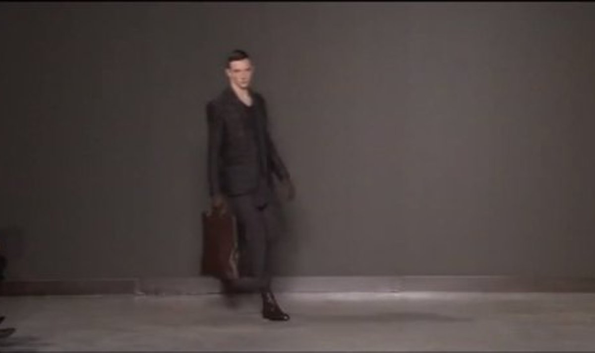 Kaader videost/Louis Vuitton Fall Winter 2010/11 Menswear Full Show 1