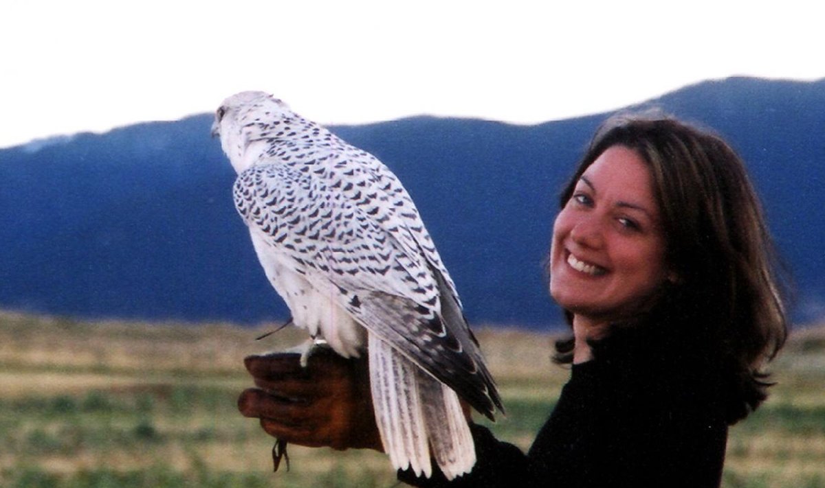Helen Macdonald ja tema lind. 