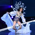 FOTOD | Iga modelli õudusunenägu! Mannekeen lendas Victorias Secreti laval maoli maha