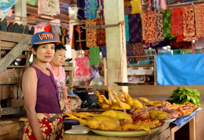 Toiduturg Myanmari külas.