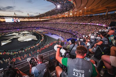 11. augusti õhtu, Pariisi suveolümpiamängude lõputseremoonia. Istun Stade de France’i peaaegu kõige kõrgemas reas koos teiste fotograafidega. Lavale astub rahvusvahelise olümpiakomitee president Thomas Bach, kes räägib, et sport aitab maailmas rahu luua. Umbes samal ajal väriseb minu telefon ja loen teavitust, et Ukrainas Zaporižžja tuumajaamas on Vene okupandid korraldanud tulekahju. Samuti olin veidi varem lugenud noortest Ukraina sportlastest, kes oleksid pidanud 2024. aasta Pariisi suveolümpial võistlema, kuid kaotasid kas rindel kodu kaitstes või mõne asula pommitamises oma elu. Ei tea, mida nemad või nende perekonnad Bachi kõnest arvaksid? 