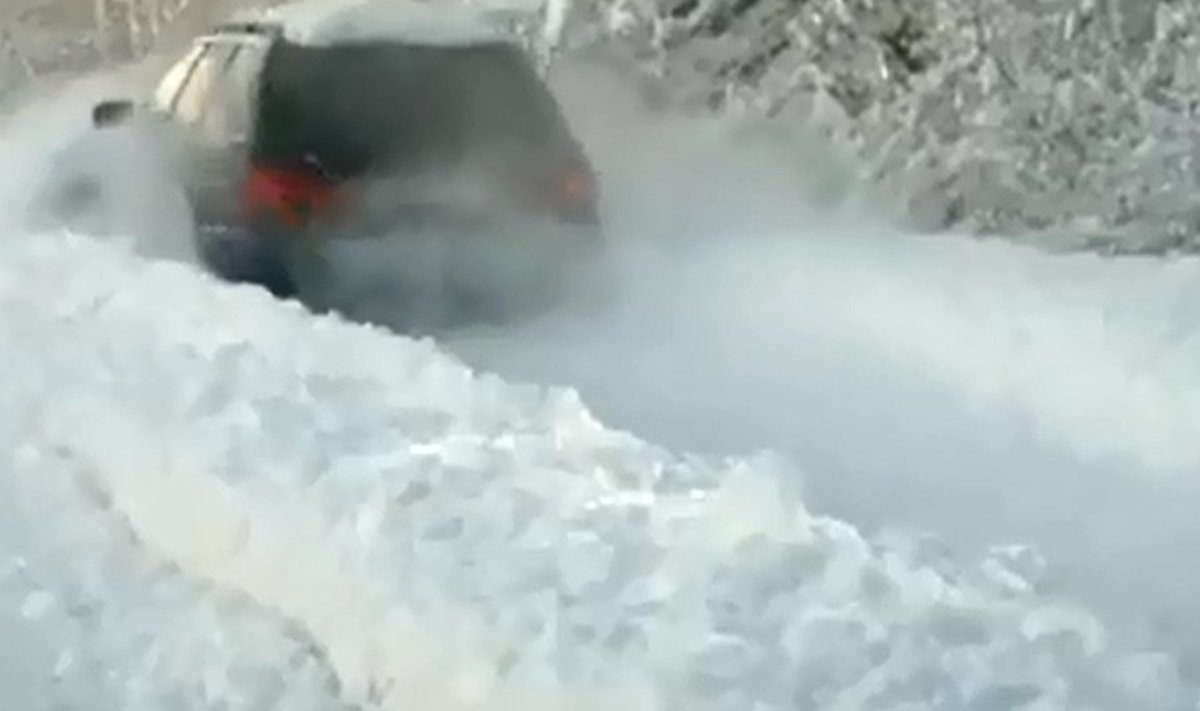 Quattro sõidab läbi lumevalli, nii et tuiskab...