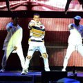 FÄNNID MARUS: Laisk, pettumust valmistav ja solvav! Rihannaga pidutsemisest väsinud Justin Bieber maigutas UK hiigelfestivalil vaid suud