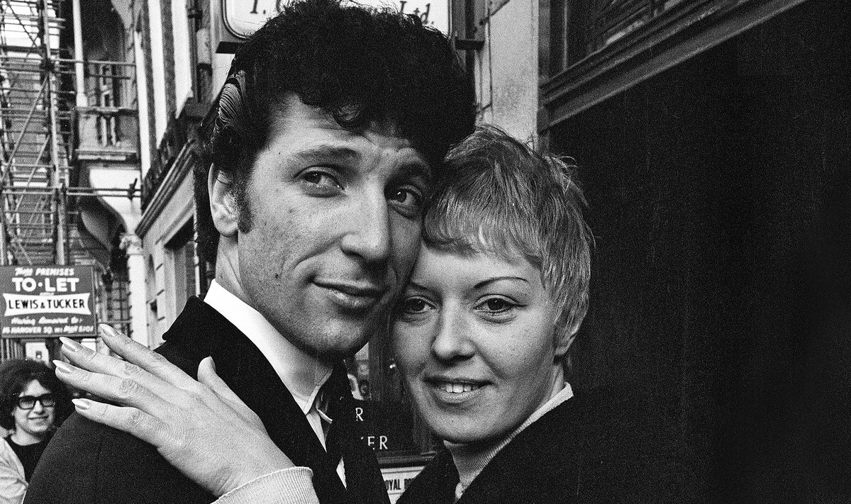 Tom Jones koos abikaasa Melindaga Londoni tänavamelus 1965. aastal.