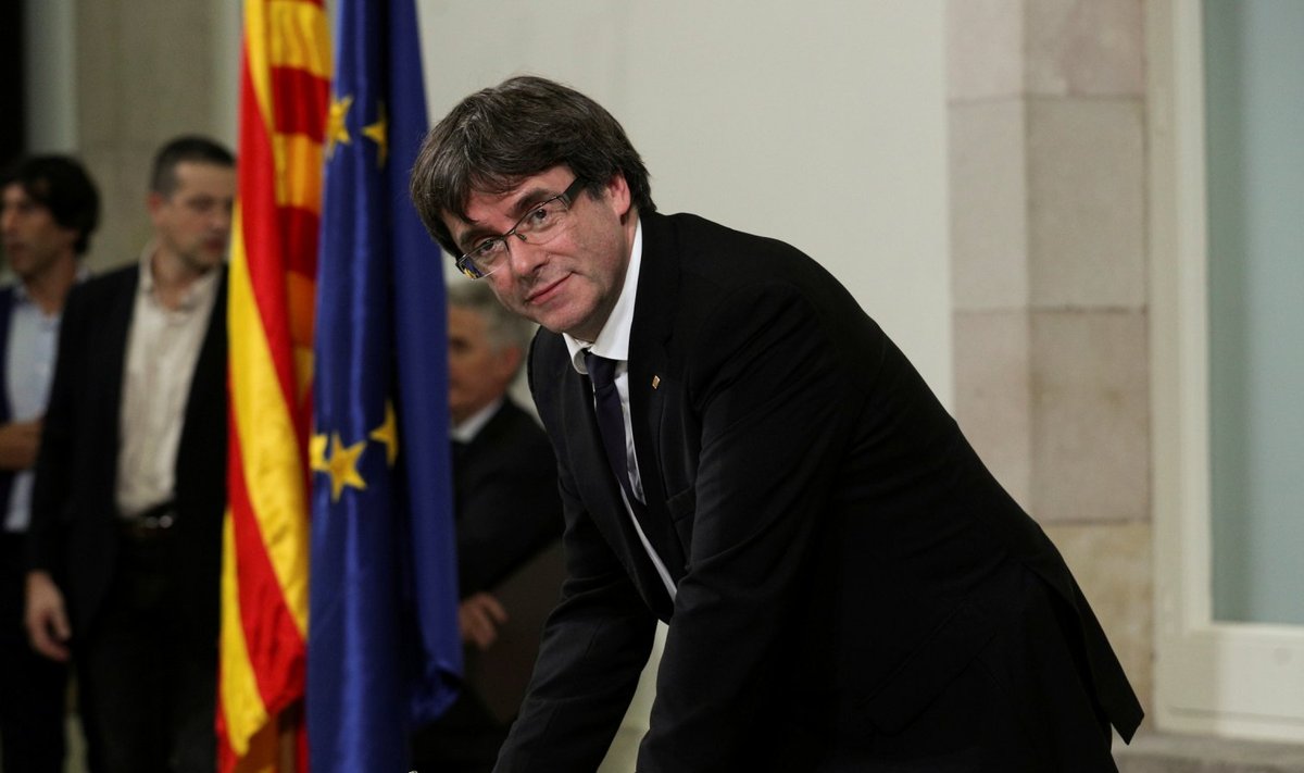 Puigdemont 10. oktoobril Kataloonia iseseisvusdeklaratsiooni allkirjastamas. (Foto: REUTERS)
